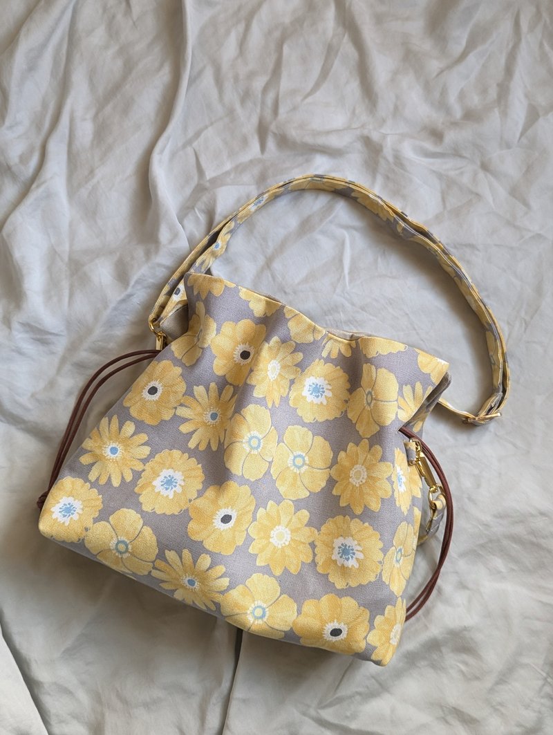 斜背束口包 /隐式束口包/斜背包包-黄色花花款 - 侧背包/斜挎包 - 棉．麻 