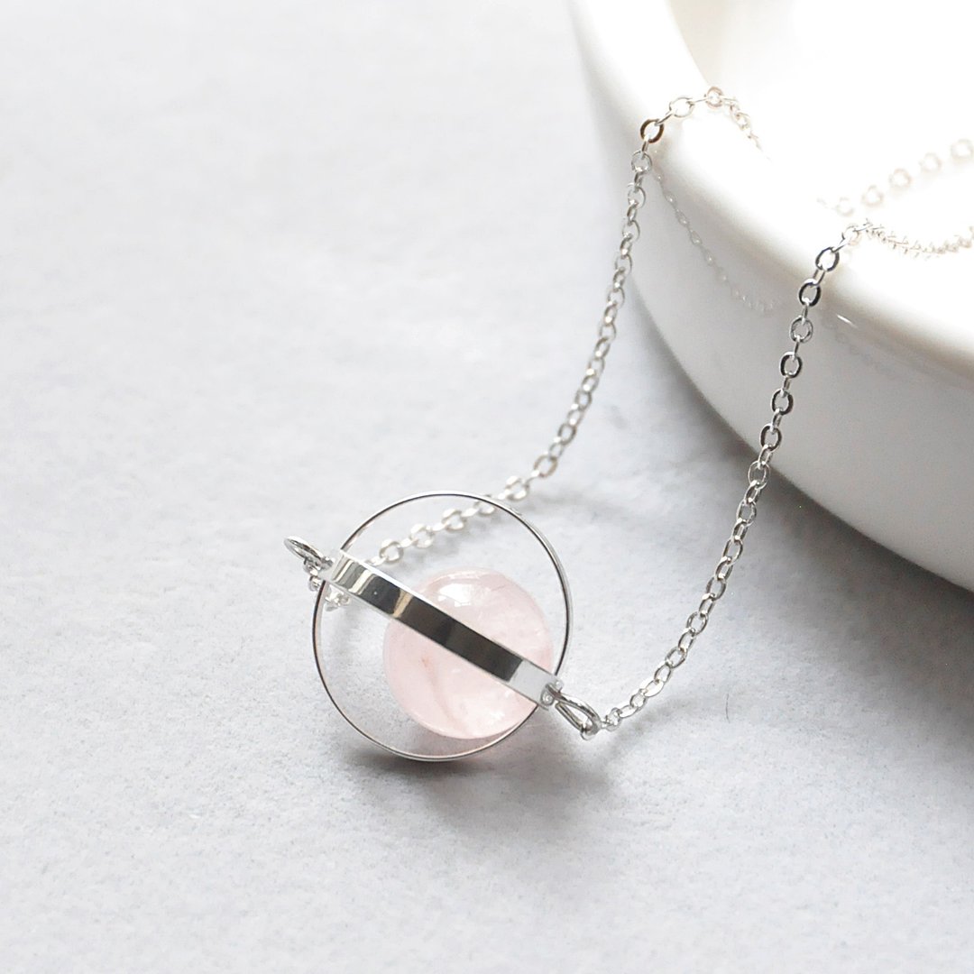 恋爱星球。宇宙。银环。粉晶。项链 Love Planet。Galaxy。Sliver Ring。Rose Quartz。Necklace。生日礼物。闺蜜礼物。姐妹礼物 - 颈链 - 宝石 粉红色