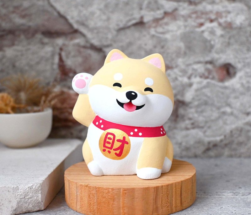狗来富 招财柴犬名片架  浅色 手工疗愈摆饰 宠物雕刻小木雕公仔 - 摆饰 - 木头 卡其色