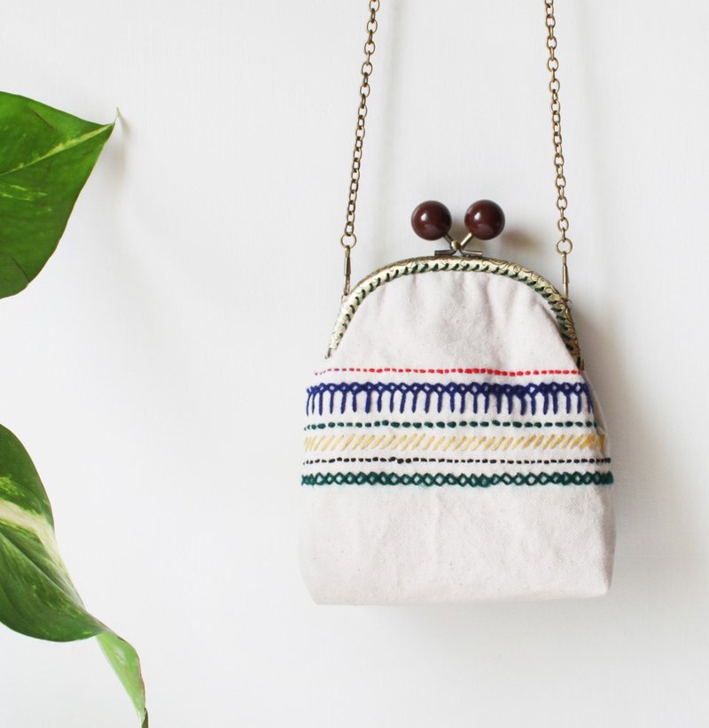 手工手作帆布口金包（中） - 侧背包/斜挎包 - 棉．麻 白色