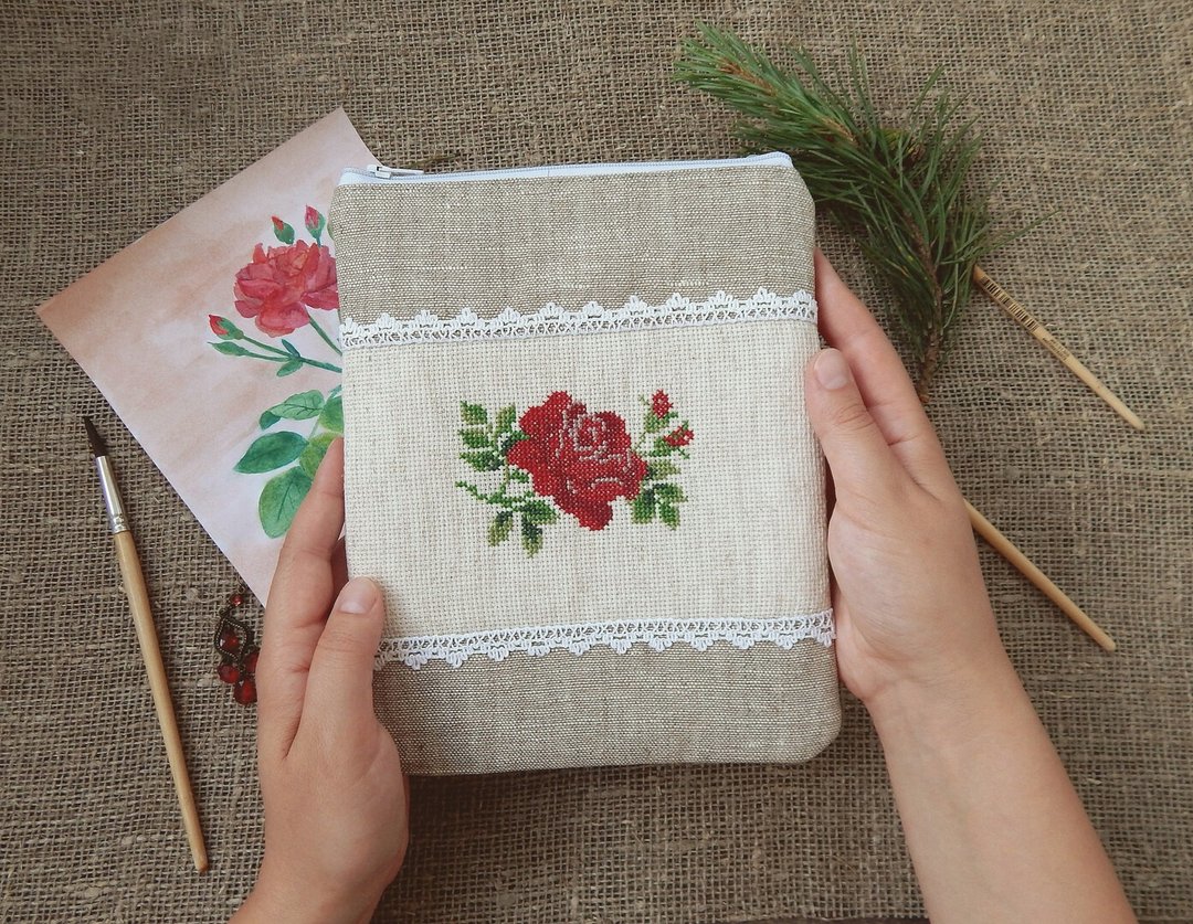 Cosmetic bag with embroidered rose, linen bag, textile purse with lace - 化妆包/杂物包 - 棉 多色