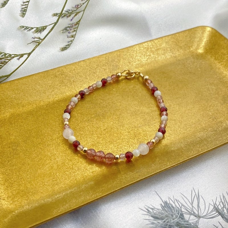 【招桃花】水晶手链/天然石手链/草莓晶x石榴石x14KGF注金|莓好 - 手链/手环 - 水晶 红色