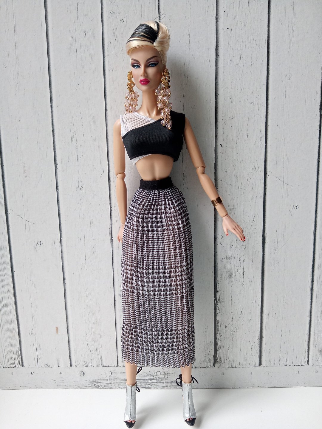 Ruffled doll skirt for Fashion Royalty Barbie Poppy and Dolls of Similar Size - 玩具/玩偶 - 聚酯纤维 黑色