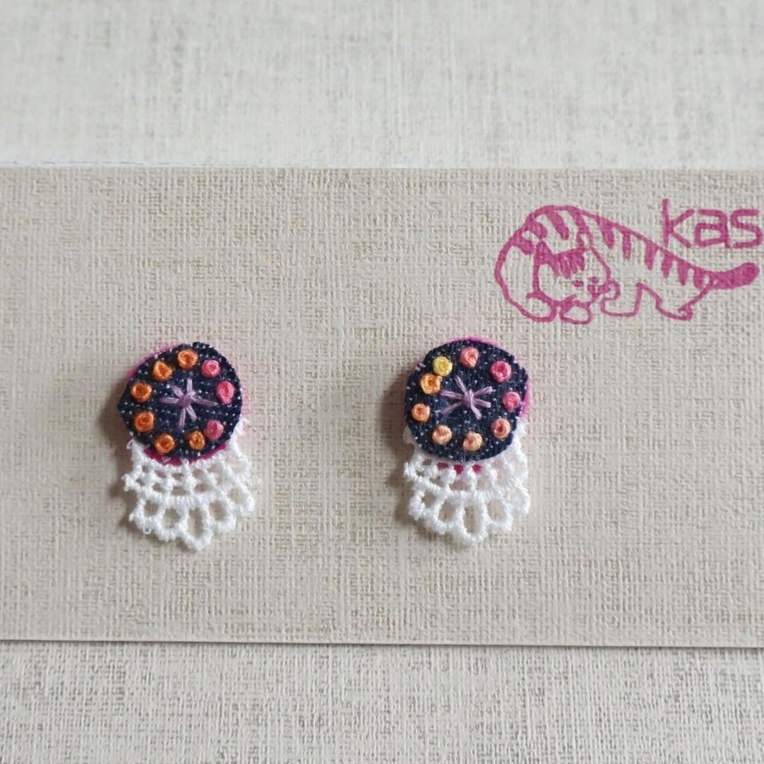 Hand embroidery pierced earring"Circle 1" - 耳环/耳夹 - 绣线 蓝色