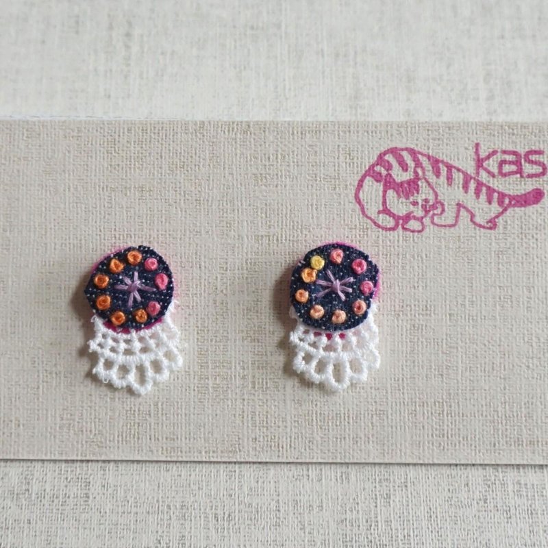 Hand embroidery pierced earring"Circle 1" - 耳环/耳夹 - 绣线 蓝色