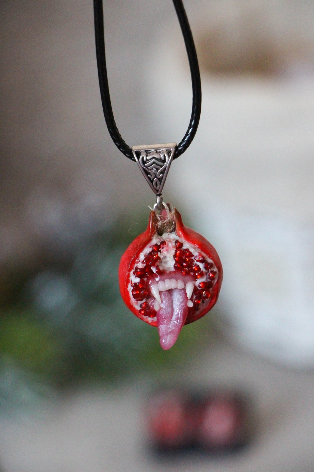 Toothy pomegranate pendant Gothic jewelry - 项链 - 粘土 红色