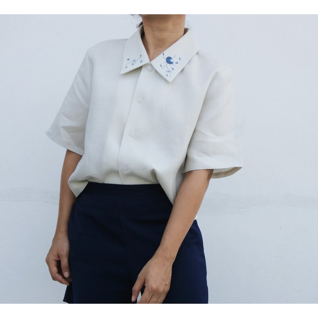 Cream linen shirt with star embroidery on collar. - 女装衬衫 - 棉．麻 卡其色