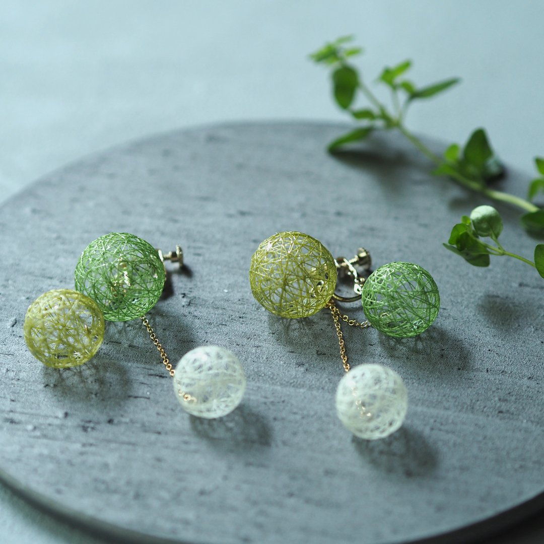 Hirari / thread ball herbal color triple earrings - 耳环/耳夹 - 丝．绢 绿色