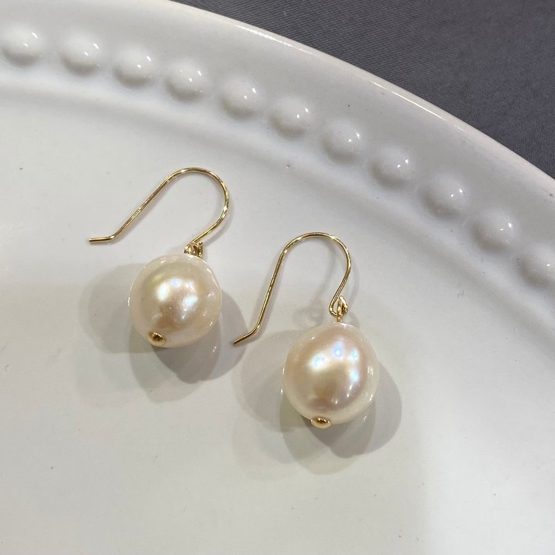 【K18 GOLD F/WATER PEARL】18K 10mm 淡水巴洛克珍珠 钩式耳环 18KP11 6月诞生石 【SOLID GOLD】 - 耳环/耳夹 - 其他金属 白色
