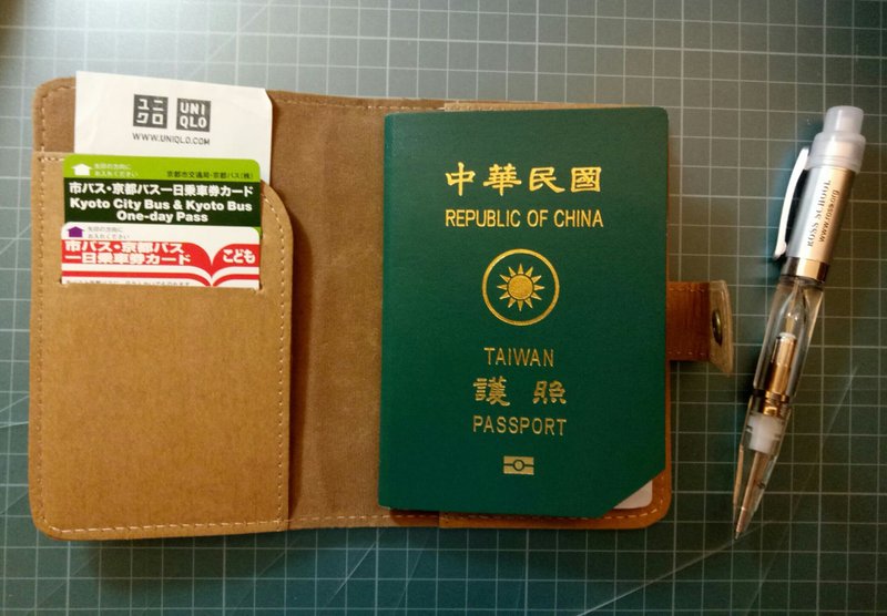 旅行者   简约护照套 - 护照夹/护照套 - 纸 卡其色