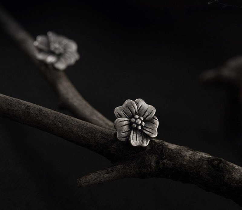 Real S 925 Sterling Silver Handmade Women Retro Plum Flower Studs Earrings - 耳环/耳夹 - 纯银 银色