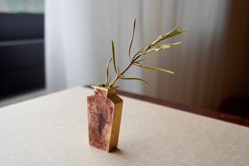 黄铜迷你花器-斜肩火痕瓶 - 摆饰 - 铜/黄铜 金色