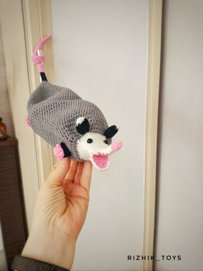 可爱的负鼠造型收纳袋，适合摆放包裹与各式小物。别具趣味的负鼠袋，是独特的赠礼选择。 - 收纳用品 - 棉．麻 灰色