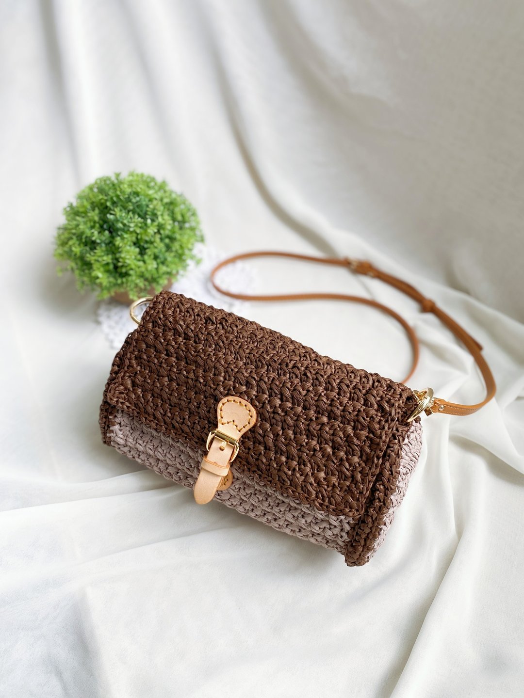【好日手作】Handmade 手工拉菲草纸线咖啡拿铁配色鼓鼓侧背斜背包 - 侧背包/斜挎包 - 纸 多色