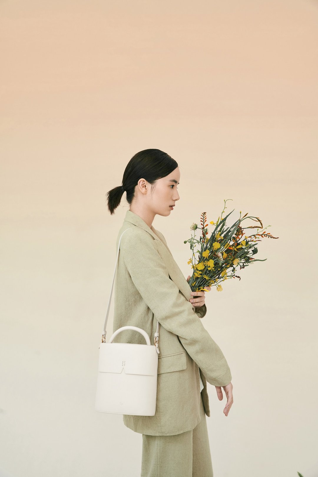 Gaia Bucket Bag 素皮革 水桶包 手提包 侧背包 米白色 - 侧背包/斜挎包 - 人造皮革 白色