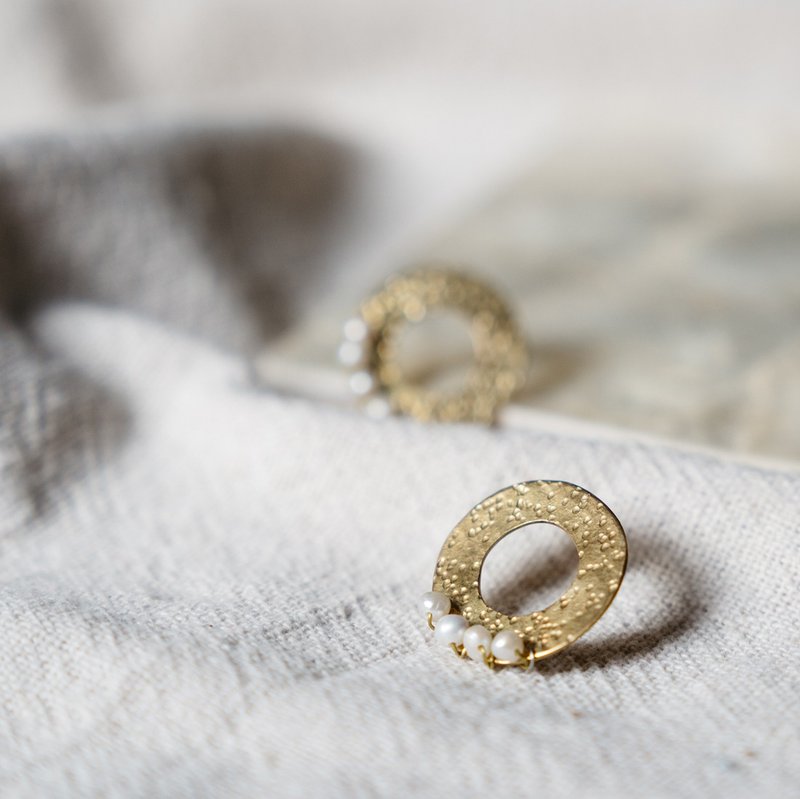 锻敲甜甜圈小珍珠耳环 - 可做夹式耳环 - 耳环/耳夹 - 其他材质 白色