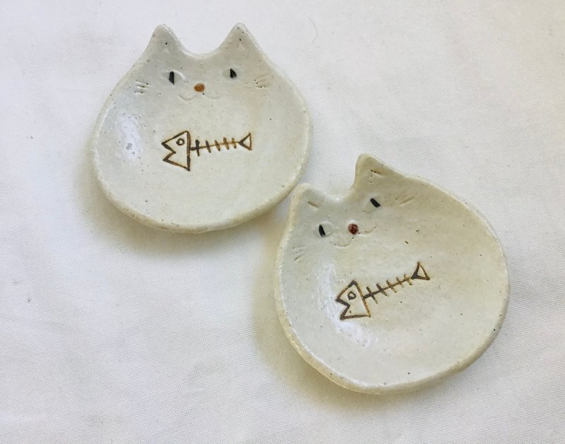 Small plate of a cat that designed FISH-BONE - 浅碟/小碟子 - 陶 白色