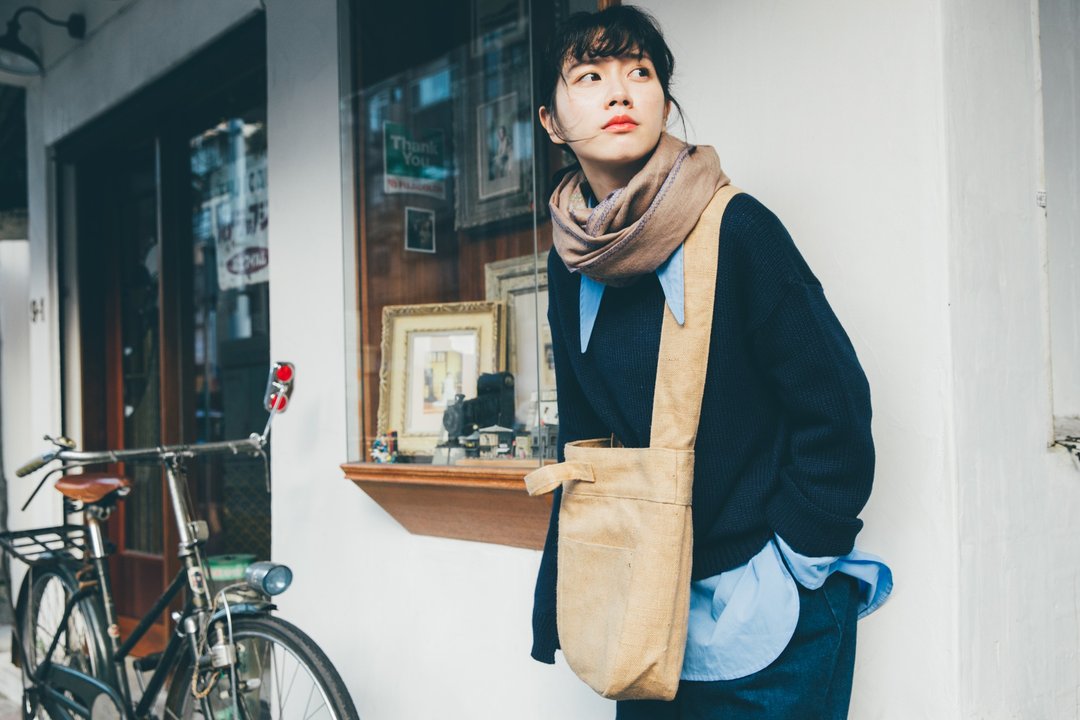 传递爱在潮麻包 Messenger KK Jute Bag - 侧背包/斜挎包 - 其他材质 咖啡色