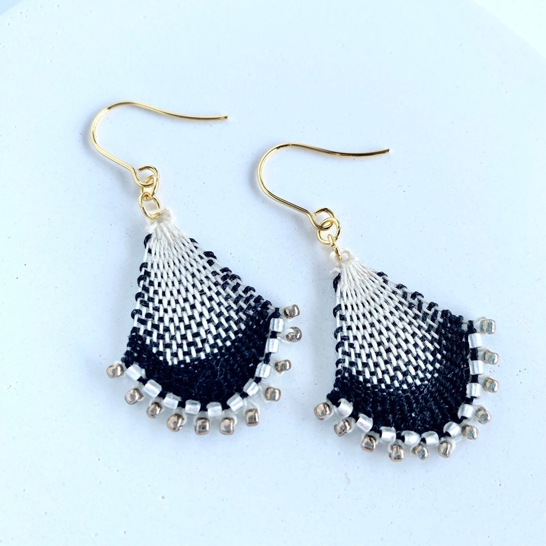 black gradient thread and beads earrings 渐层配色 蕾丝线与珠珠耳环/耳夹 黑色系 グラデーション 糸とビーズのピアス - 耳环/耳夹 - 绣线 黑色