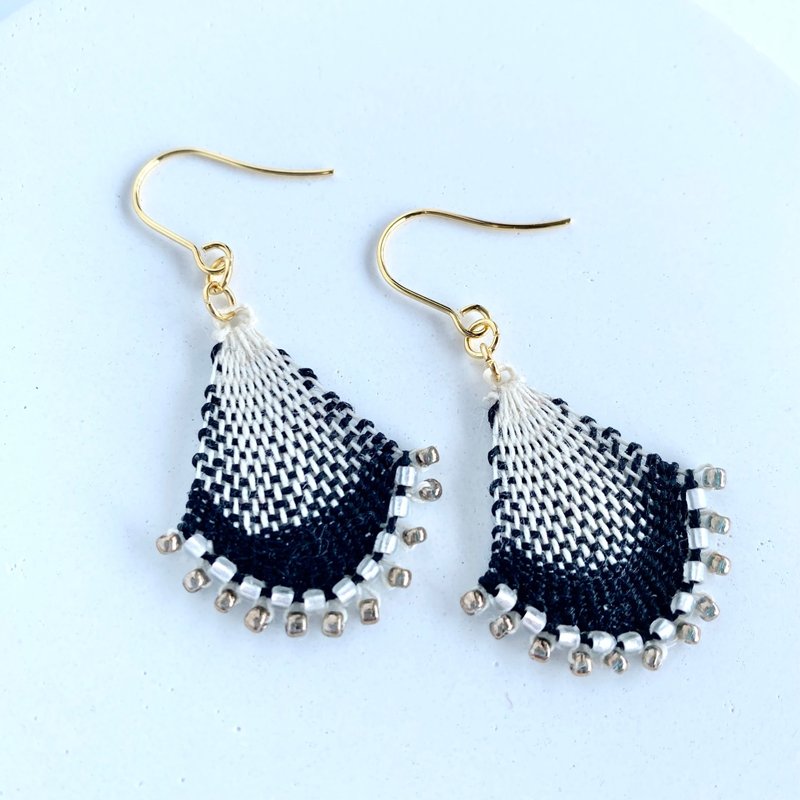 渐层 (黑色) 线与珠饰耳环 Nhanduti 刺绣 - 耳环/耳夹 - 绣线 黑色