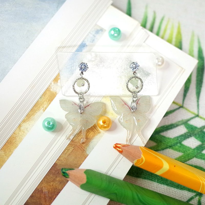 台湾特有种 台湾长尾水青蛾 新山玉 绘画耳环 耳针/耳夹 - 耳环/耳夹 - 防水材质 绿色
