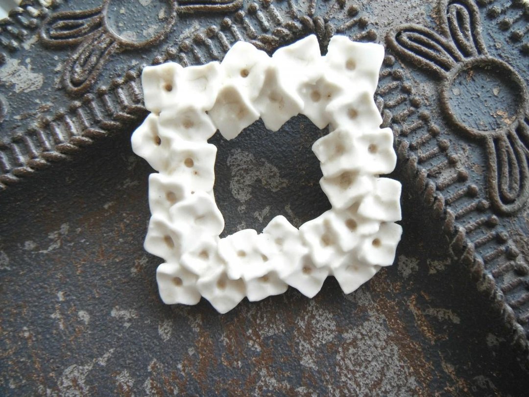 Flower broach alyssum - 胸针 - 陶 白色