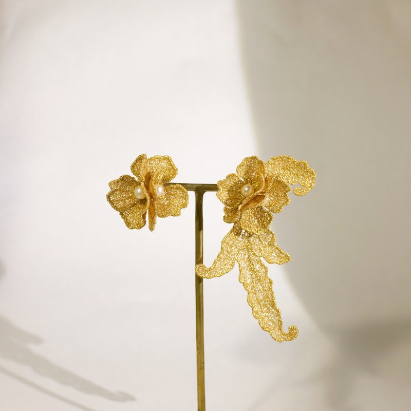 Arabesque embroidered earrings gold - 耳环/耳夹 - 绣线 金色