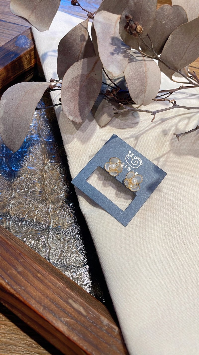 小花贴耳款 - 耳环/耳夹 - 其他材质 金色