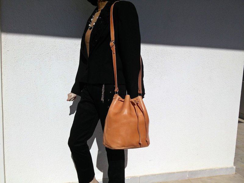 Leather Bucket Bag, Leather Pouch with Drawstring, Leather Shoulder Bag Handmade - 束口袋双肩包 - 真皮 咖啡色