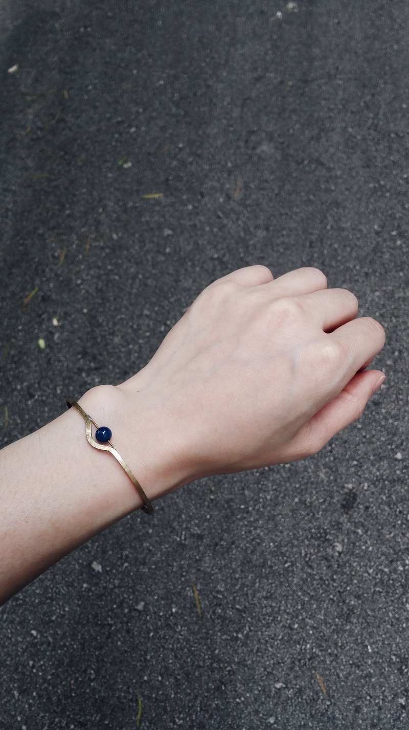 [Mush] Crater Cuff with Gem Stone 黄铜 天然石 镯子 手环 手镯 - 手链/手环 - 其他金属 多色