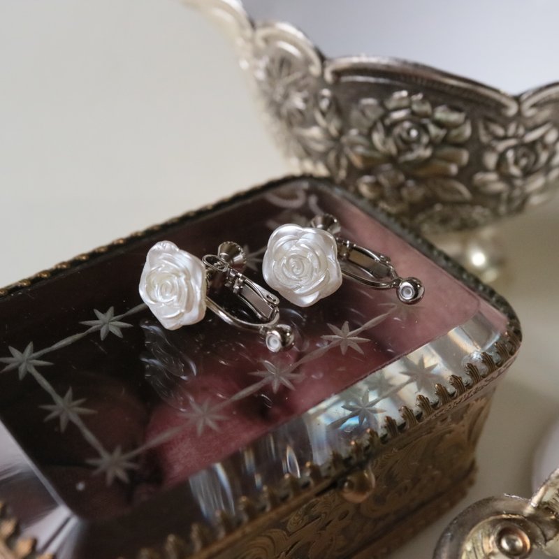 附说明书耳环转换器 玫瑰花 耳勾・耳针两用 无耳洞 螺旋夹式 实用 便利 螺丝夹 扣环 - 耳环/耳夹 - 塑料 白色