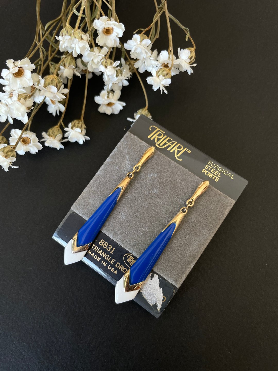古董复古普普风蓝白珐琅垂坠针式耳环 领带TRIFARI P191 - 耳环/耳夹 - 其他金属 金色