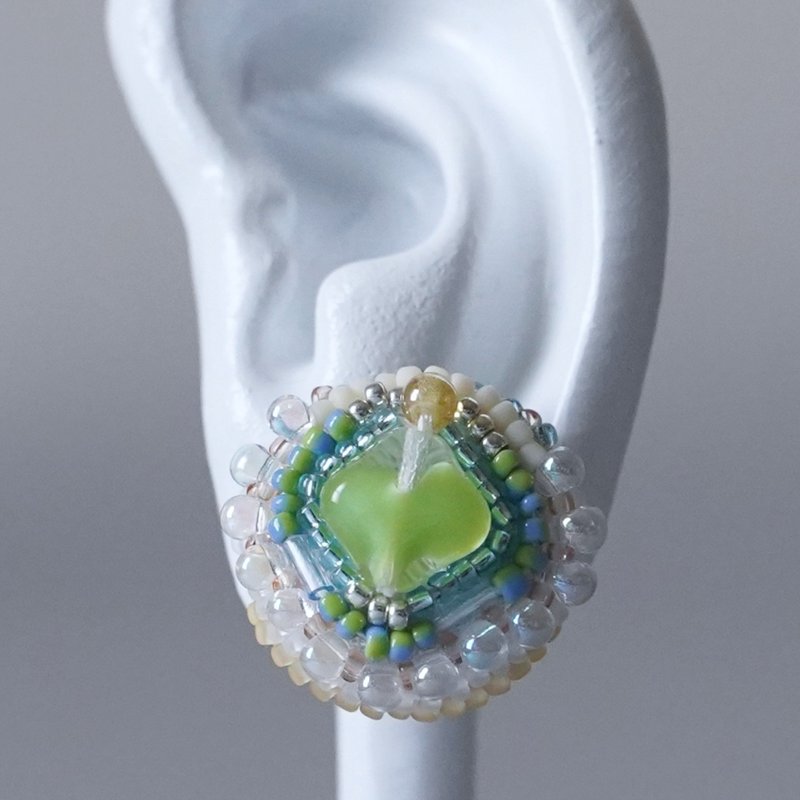 “叽叽喳喳”耳夹/耳针 No.31 绿色×透明×黄色 珠饰刺绣设计 大尺寸 医疗级不锈钢 金属配件可选 - 耳环/耳夹 - 玻璃 绿色