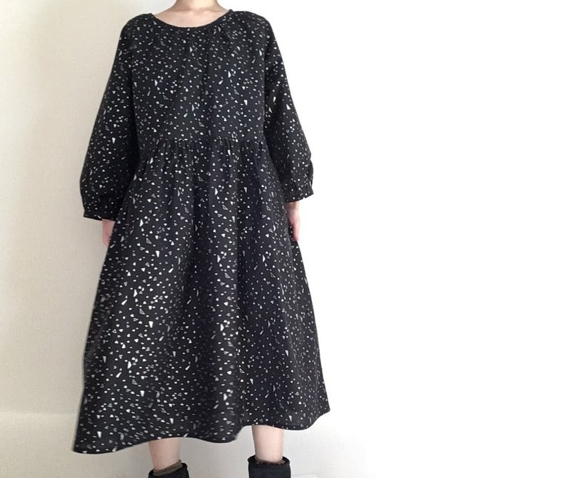 Triangle Magnificious pattern raglan one piece black - 洋装/连衣裙 - 棉．麻 黑色