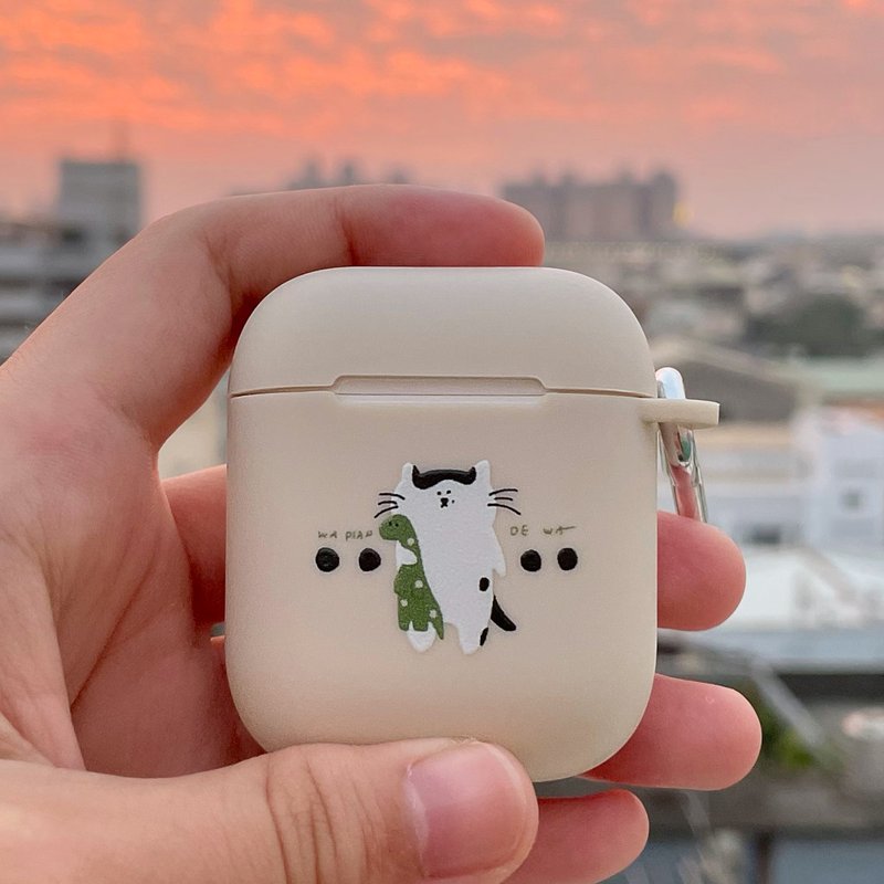 猫猫抱恐龙 AirPods / Pro / 3代/ Pro2 保护壳 - 耳机收纳 - 塑料 卡其色