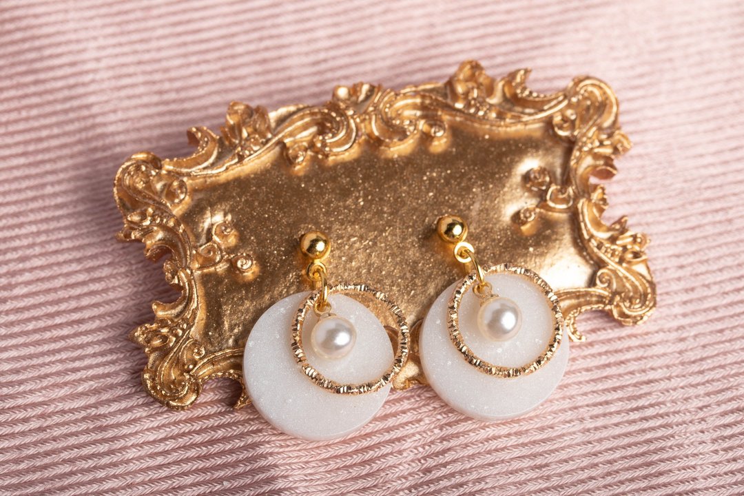 Handmade resin earrings - 耳环/耳夹 - 塑料 白色