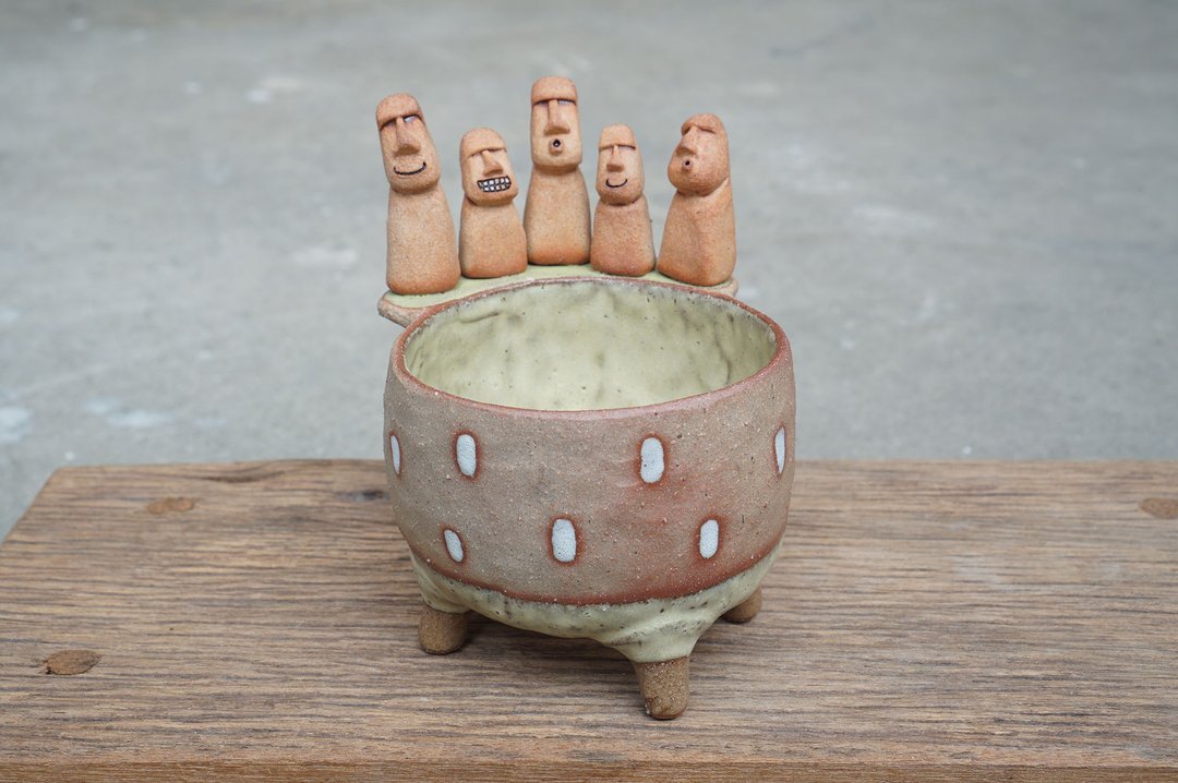 Plant pot with Moeyes. - 花瓶/陶器 - 陶 咖啡色