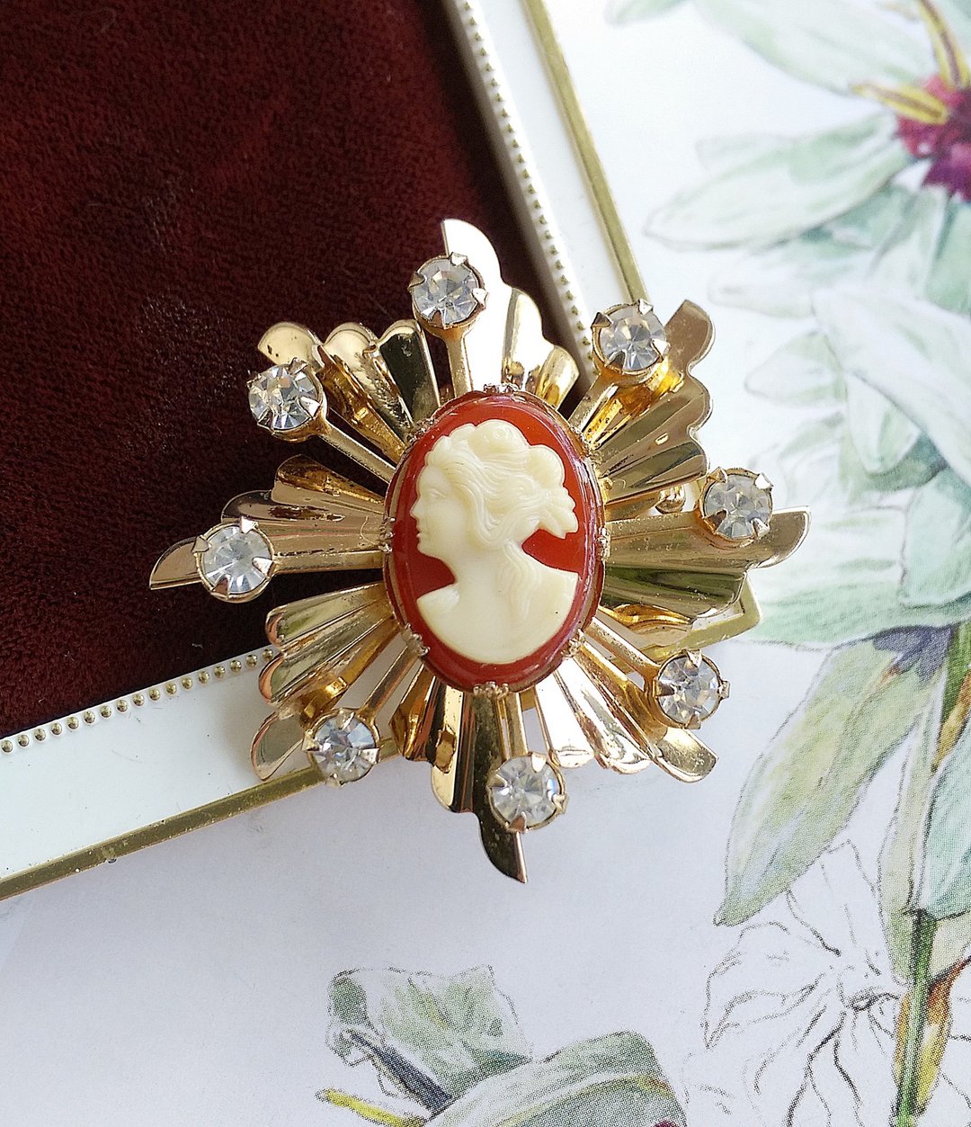 Vintage Jewelry 西洋古董饰品 优美 立体 CAMEO 浮雕仕女 别针 - 徽章/别针 - 其他金属 金色
