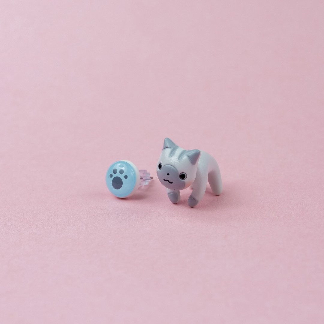 Gray Cat Earrings - Polymer Clay Earrings, Handmade &amp; Handpaited - 耳环/耳夹 - 粘土 灰色