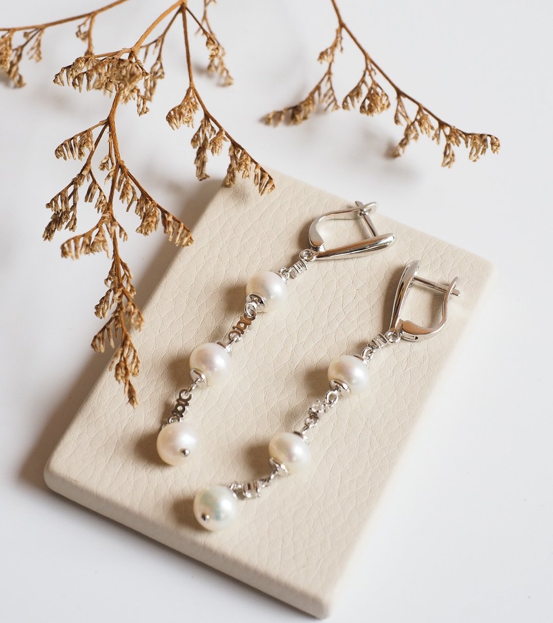Long Dangle Pearl Earring - 耳环/耳夹 - 纯银 白色