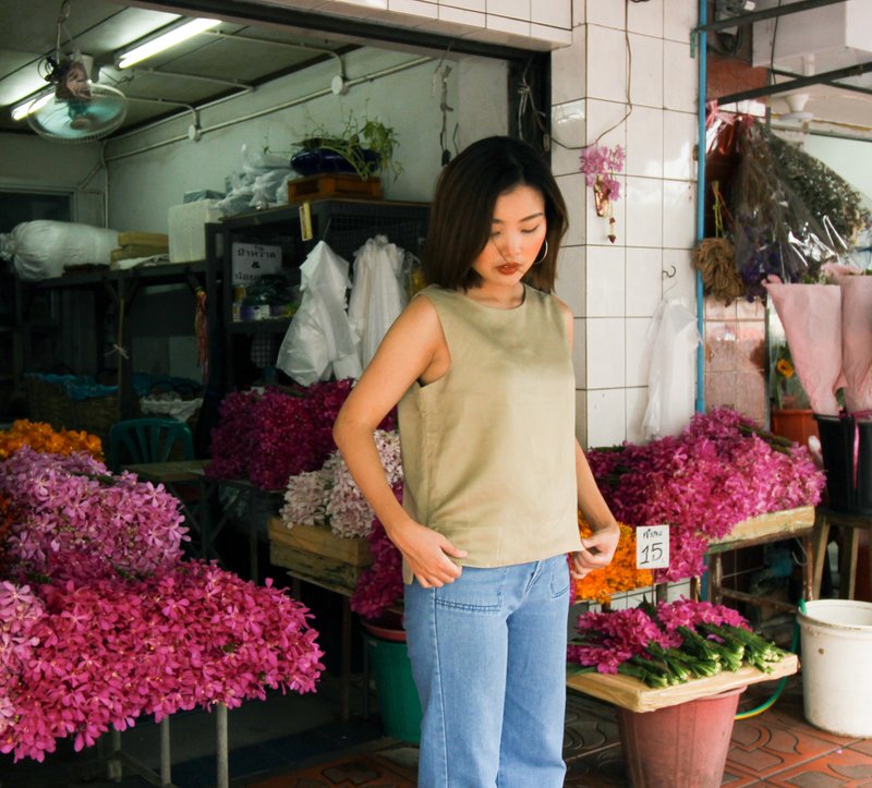 Sleeveless shirt round neck style with beige color - 女装上衣 - 棉．麻 卡其色