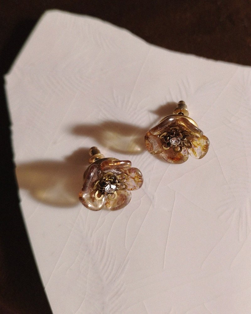 朱槿花玻璃珠耳环  /  浅咖与锆石 - 耳环/耳夹 - 玻璃 咖啡色