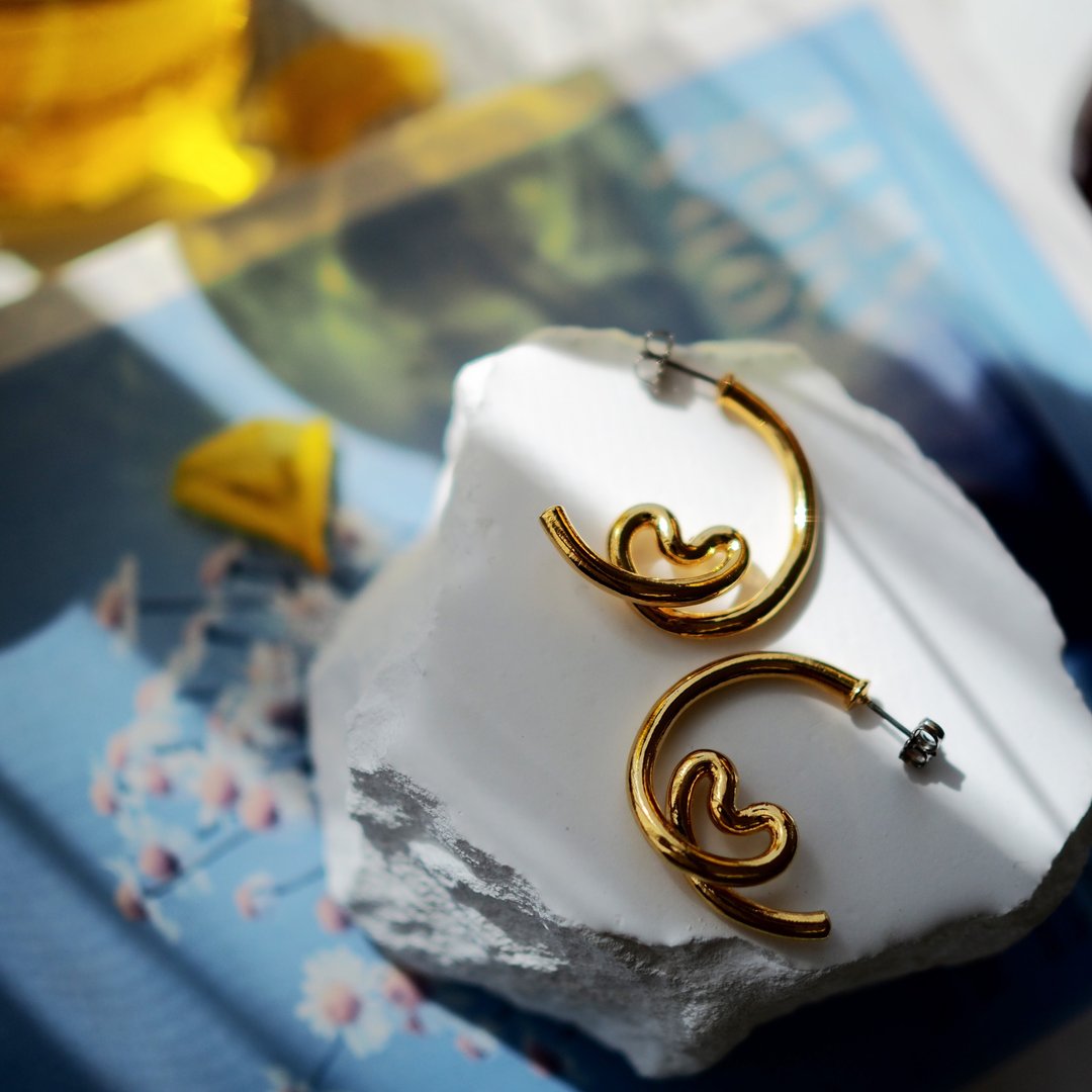 Hoop Heart Pierced Earring - 耳环/耳夹 - 其他金属 金色