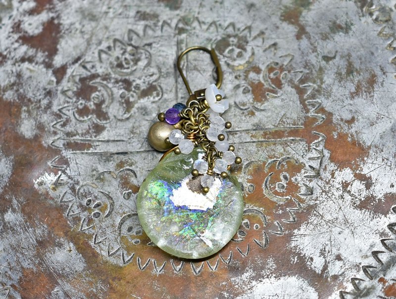 复古银化罗马玻璃、串串丰硕的天然石、白蝶贝小花、民族风小铃铛的单耳耳环 - 耳环/耳夹 - 玻璃 绿色