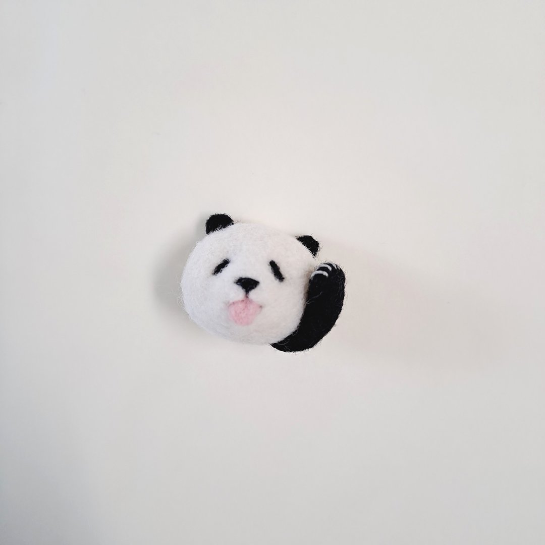 羊毛毡熊猫别针 熊猫系列 吐舌头 - 胸针 - 羊毛 黑色