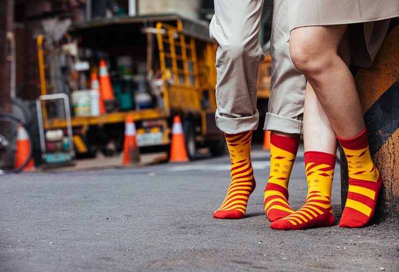 Cosi台湾色彩-施工带无痕中长不对称袜 台湾制MIT - 袜子 - 棉．麻 橘色