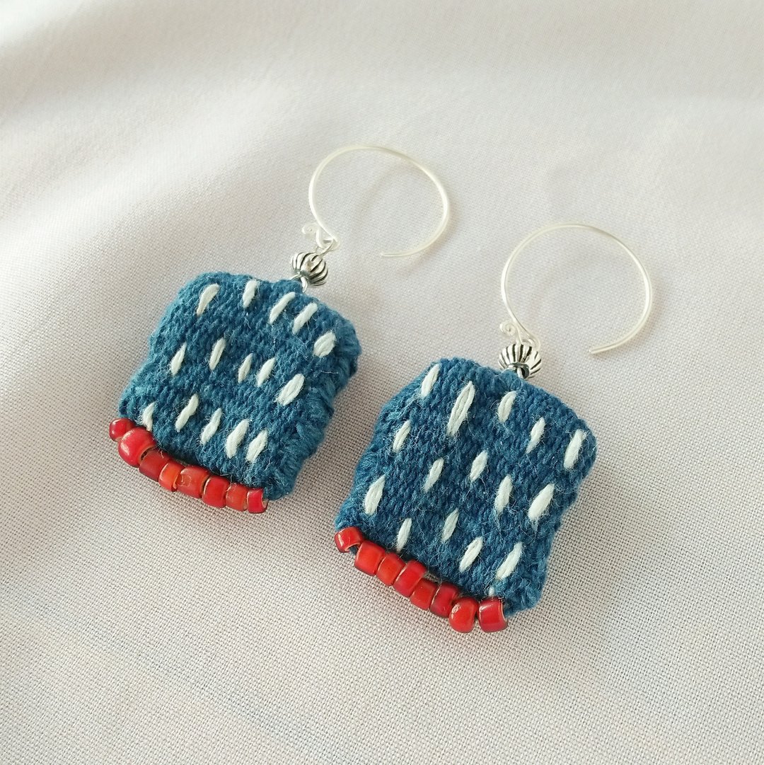 Hand-woven cloth &amp; glass bead earrings / Karen Silver / indigo dyed cotton - 耳环/耳夹 - 棉 蓝色