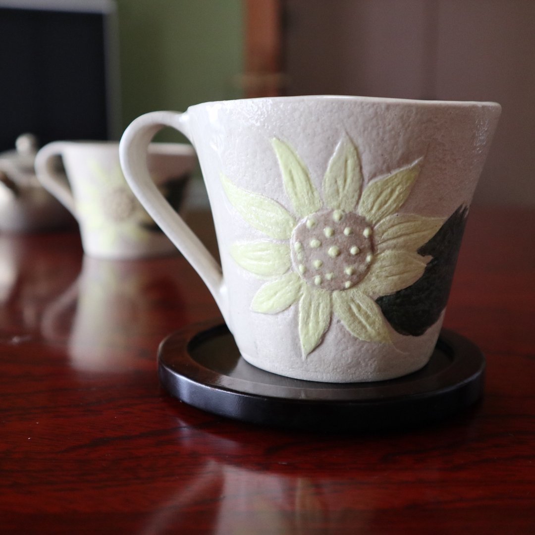 Sunflower beige cup handcrafted pottery made in Japan made by Japanese artist - 咖啡杯/马克杯 - 陶 