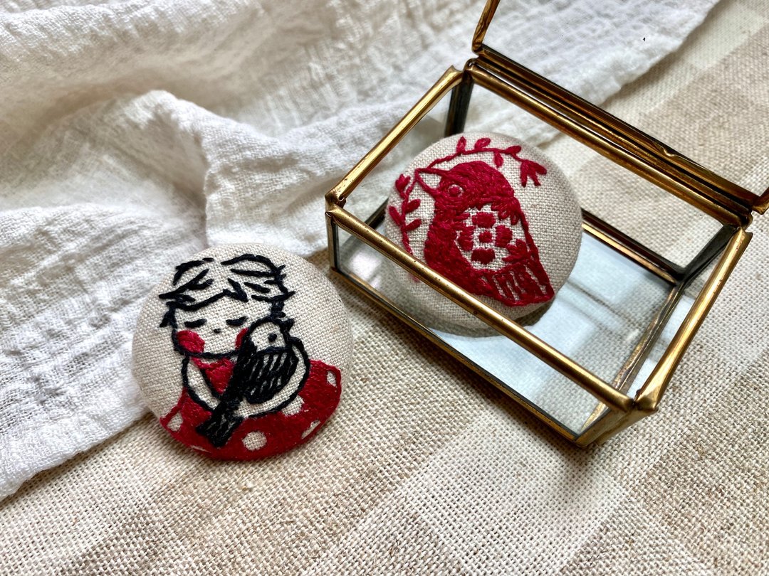圆形女孩与小鸟插画刺绣胸章 - 徽章/别针 - 棉 卡其色