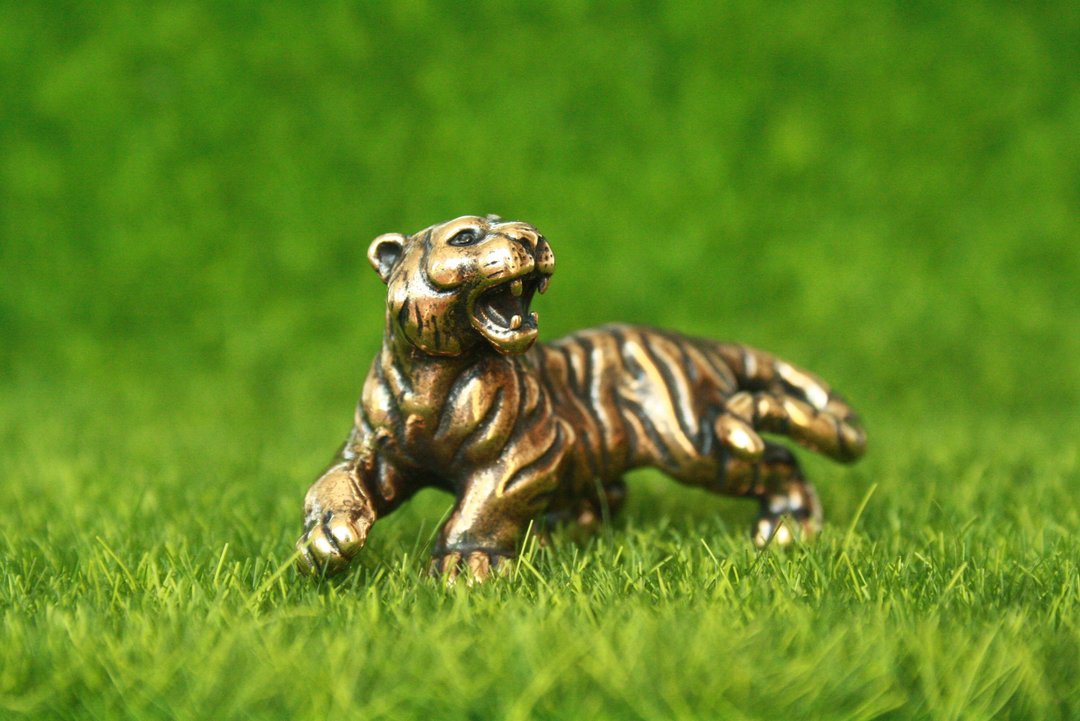 Tiger statuette, miniature statue of bronze, metal figurine - 摆饰 - 铜/黄铜 